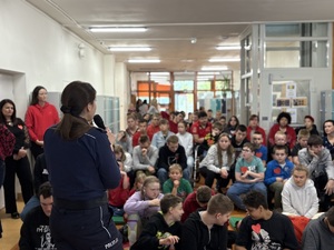 Policjantka podczas spotkania z dziećmi.