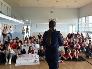 Policjantka podczas spotkania z dziećmi.