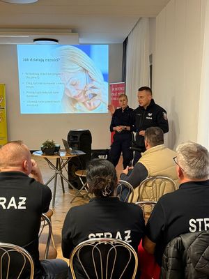 Seniorzy i strażacy podczas spotkania z funkcjonariuszami.