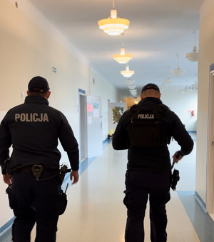 Policjanci sprawdzający budynek szkoły.
