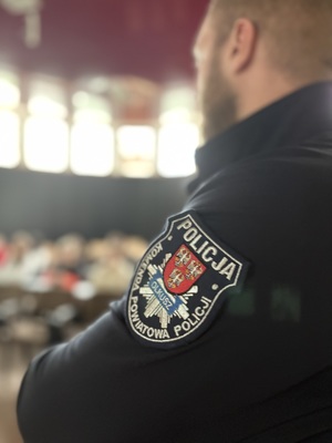 Dzielnicowy podczas spotkania.