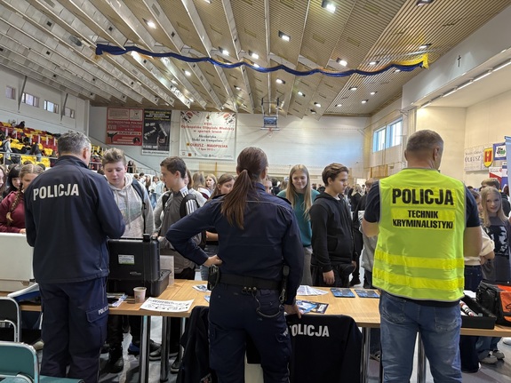 Policjanci przy stanowisku.