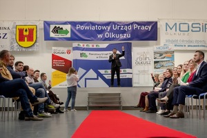 Przedstawiciele władz, służb i szkół podczas rozpoczęcia pikniku.