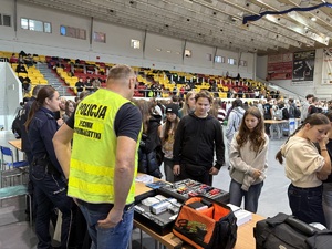 Uczestnicy wydarzenia przy stanowisku.