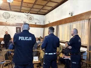 Policjanci podczas dyskusji.