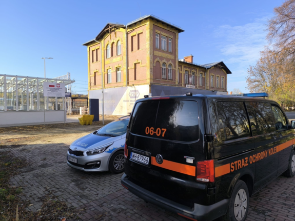 Policyjny radiowóz i pojazd SOK podczas działań.