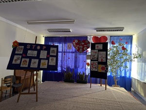 Dekoracje i plakaty przygotowane przez uczniów.