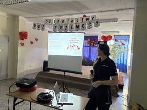 Policjantka podczas prelekcji.