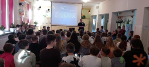 Policjant podczas prelekcji.