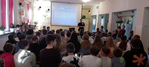 Policjant podczas prelekcji.