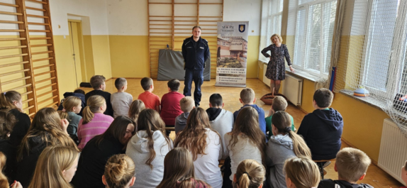 Dzielnicowy podczas prelekcji.