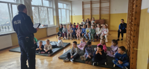 Dzielnicowy podczas prelekcji.