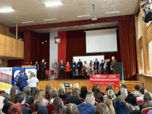 Zaproszeni goście na scenie po panelu dyskusyjnym.