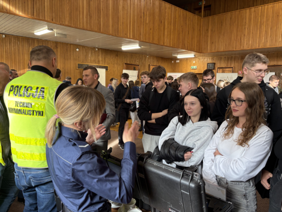 Uczestnicy targów przy stoisku policyjnym.
