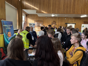 Uczestnicy targów przy stoisku policyjnym.