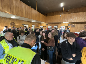 Uczestnicy targów przy stoisku policyjnym.