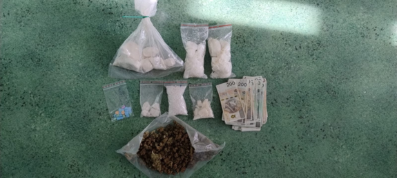 Zabezpieczone substancje i gotówka.