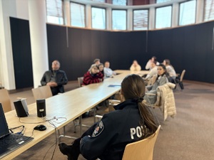 Funkcjonariuszka z członkami OHP podczas spotkania.