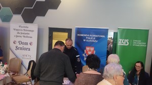 Uczestnicy przy stanowisku profilaktycznym.