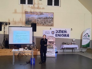 Policjantka podczas spotkania.