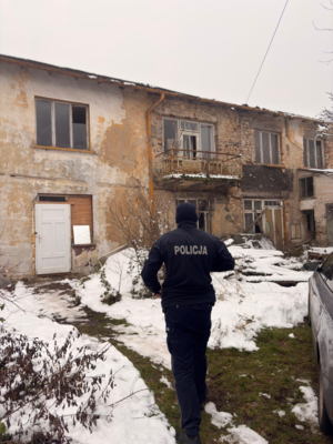 Policjant kontrolujący miejsce.