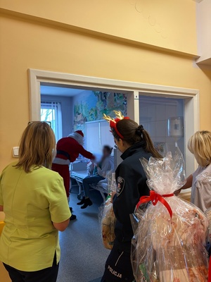 Funkcjonariusze podczas wizyty w szpitalu w Olkuszu.