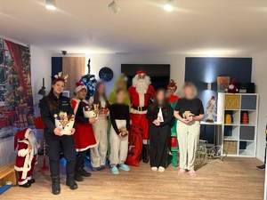 Funkcjonariusze podczas wizyty w Domu Dziecka w Olkuszu.