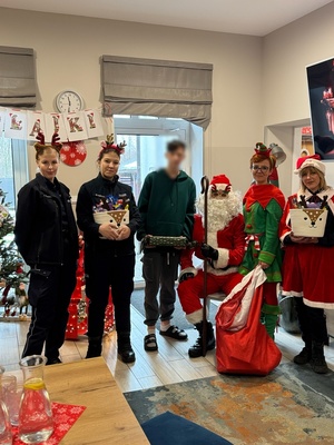 Funkcjonariusze podczas wizyty w Domu Dziecka w Olkuszu.