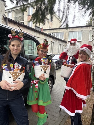 Przebrani policjanci z prezentami.