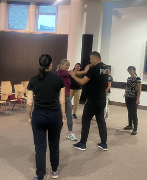 Kobiety podczas ćwiczeń z instruktorem.