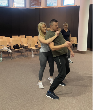 Kobiety podczas ćwiczeń z instruktorem.