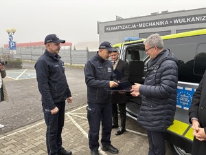 Przekazanie kluczyków do nowego radiowozu w Olkuszu.