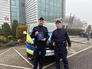 Olkuscy policjanci na tle nowego radiowozu.