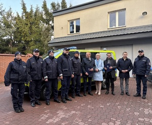 Uczestnicy przekazania nowego pojazdu w KP Wolbrom.