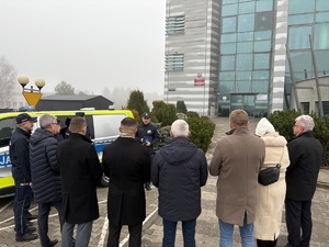 Uczestnicy przekazania nowego pojazdu w KPP Olkusz.