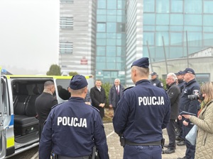 Policjanci podczas przekazania pojazdu.