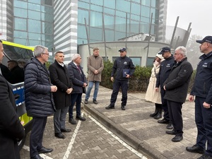 Kadra kierownicza i zaproszeni goście pod budynkiem Komendy w Olkuszu.
