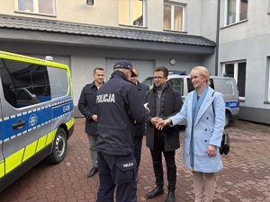 Komendant Powiatowy Policji w Olkuszu wręcza podziękowania zaproszonym gościom pod KP w Wolbromiu.