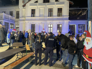 Policjanci zabezpieczający świąteczne wydarzenie.