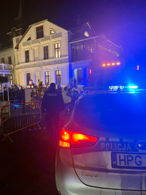 Policjanci zabezpieczający świąteczne wydarzenie.