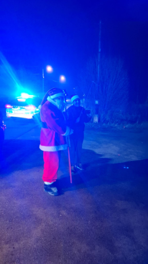 Druhowie podczas rozdawania prezentów.