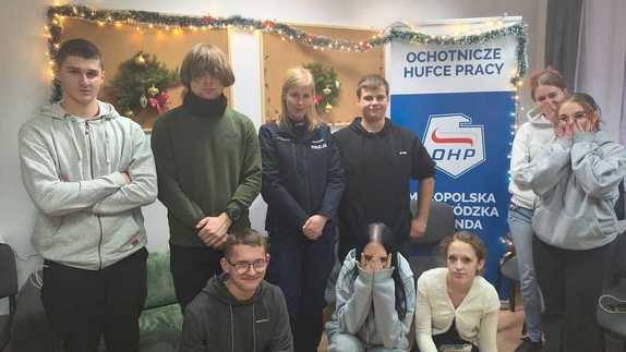 Policjantka z młodzieżą.