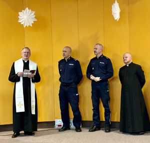 Komendanci jednostki wraz z zaproszonymi gośćmi.