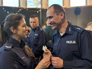 Policjanci dzielący się opłatkiem.