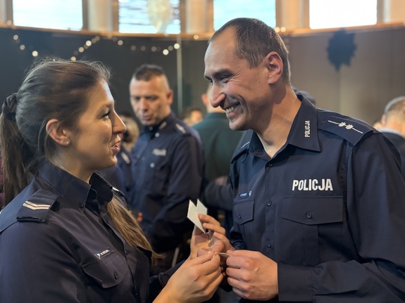 Policjanci dzielący się opłatkiem.