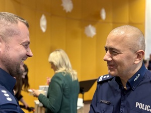 Komendant Powiatowy Policji w Olkuszu wraz z funkcjonariuszem.