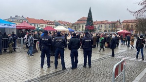 Policjanci podczas zabezpieczenia.