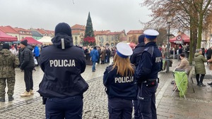 Policjanci podczas zabezpieczenia.