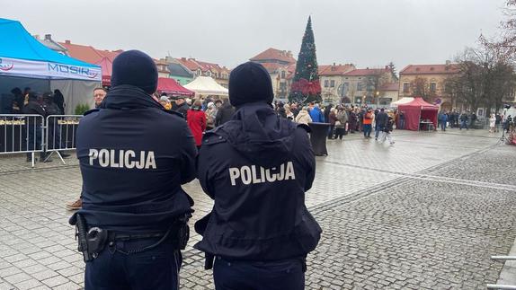 Policjanci podczas zabezpieczenia.
