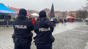 Policjanci podczas zabezpieczenia.
